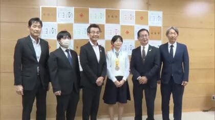 デフバドミントン日本代表の日南学園高校・安藤寧央選手が市長に国際大会出場を報告