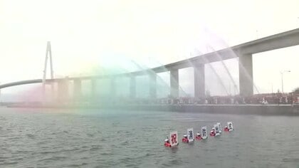 射水  海王丸パークで消防出初式  7色の一斉放水に歓声  防火と防災意識を新たに