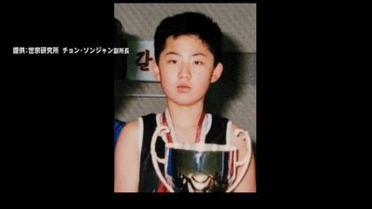 「子供の頃は背がかなり小さかった」13歳時の金正恩総書記か…韓国の北朝鮮専門家が写真公開「バスケ試合で優勝後カップもらって立っている姿」