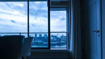 ベランダに打ち水するなら夕方以降に（画像はイメージ）
