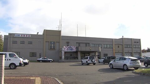 「泣きじゃくっている」6歳男の子が道路横断中に乗用車にはねられる…一人で幼稚園に通う途中か＿左足痛み訴え搬送＿50代女性ドライバーから事情聴く＜北海道岩見沢市＞