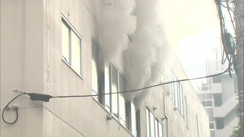 「煙が入ってきてスタッフと逃げました」札幌中心部のビルで火災…2階から出火し50代男性が煙を吸って搬送…現場は黒煙に包まれ一時騒然＜北海道＞