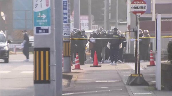 通り魔の可能性…身長約165cm黒い服の男が逃走中 住宅街で男性が“刃物”で切りつけられる 「“30~40代”男性が誰かにやられたと…」被害者を見つけた人が通報 岐阜市鷺山|FNNプライムオンライン