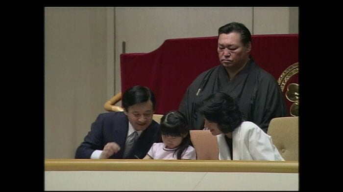 星取表をつけながら大相撲を観戦される愛子さま（東京・両国国技館）