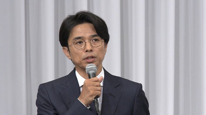 会見で発言する井ノ原快彦氏