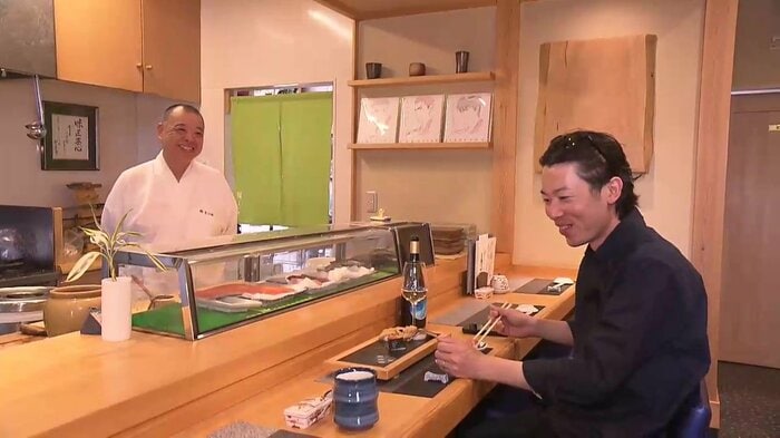 市内のすし店「鮨まつ田」で店主と及川さん