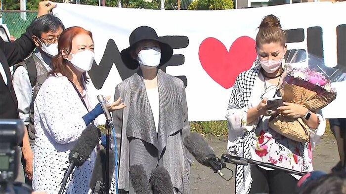 出所後、記者会見を行う重信元最高幹部(午前8時すぎ 東京・昭島市)