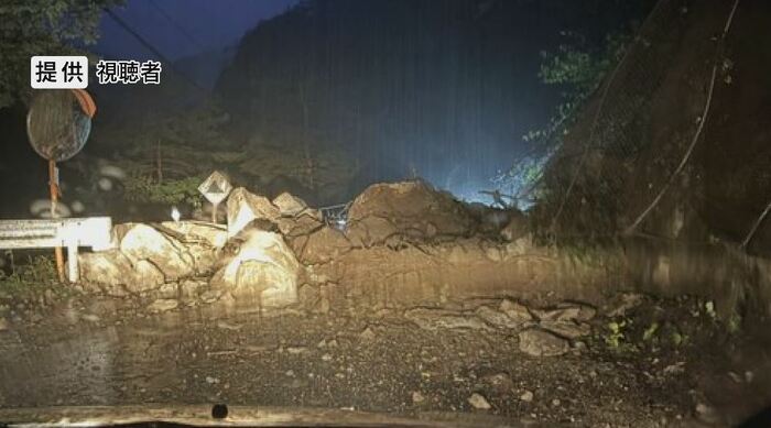 斜面が崩れて土砂が道路に　筑北村　提供：視聴者