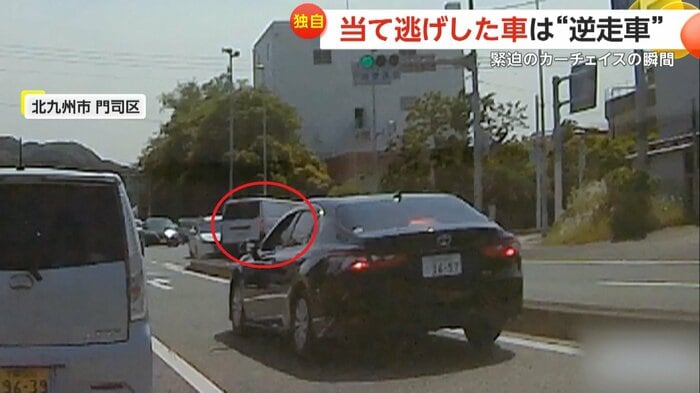 無理な右折で直進車と衝突する白いバン
