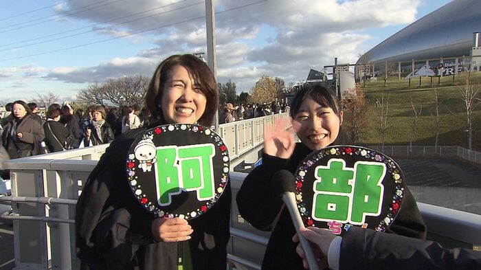 「高校受験頑張るね」と決意を語る阿部さんファンの親子