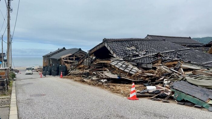 道路右側が倒壊した旧角海家（撮影：2024年5月）