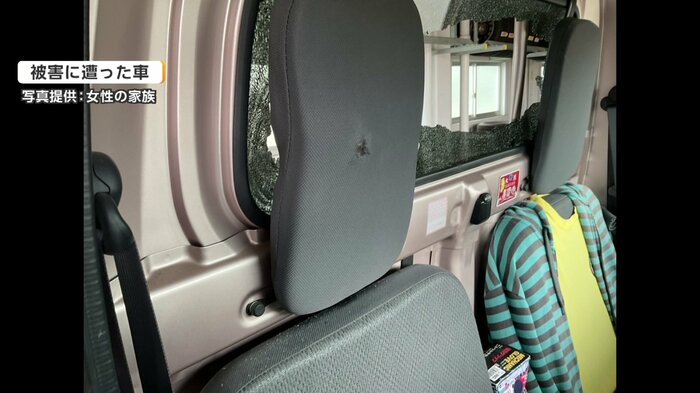 運転席側のヘッドレスト中央付近に残る何かが貫通した穴