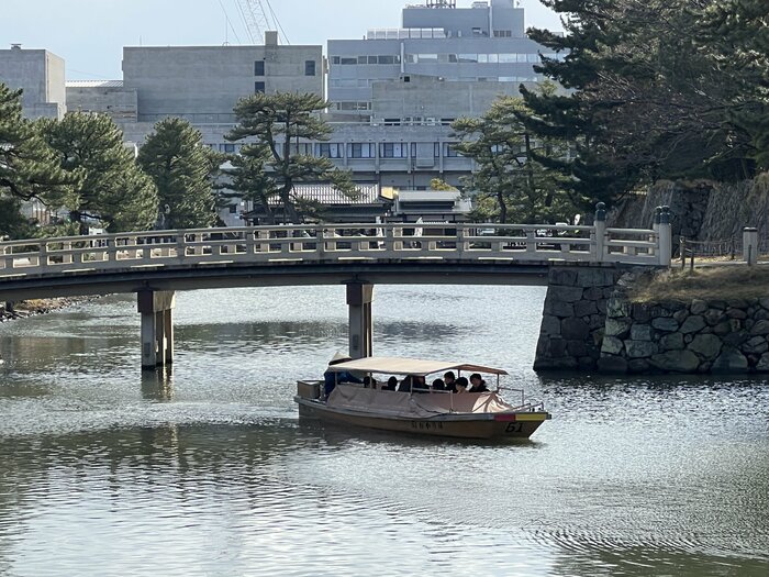 松江城のお堀と遊覧船。セツは城下に伝わる伝説を八雲に語った