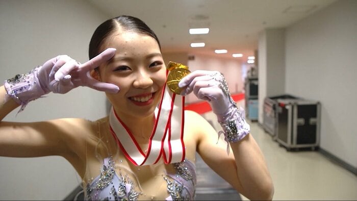 2020年の全日本で連覇した紀平。メダルを持ってピース