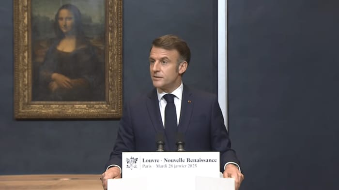 ルーブル美術館で演説するマクロン大統領 （©Youtube - Emmanuel Macron）