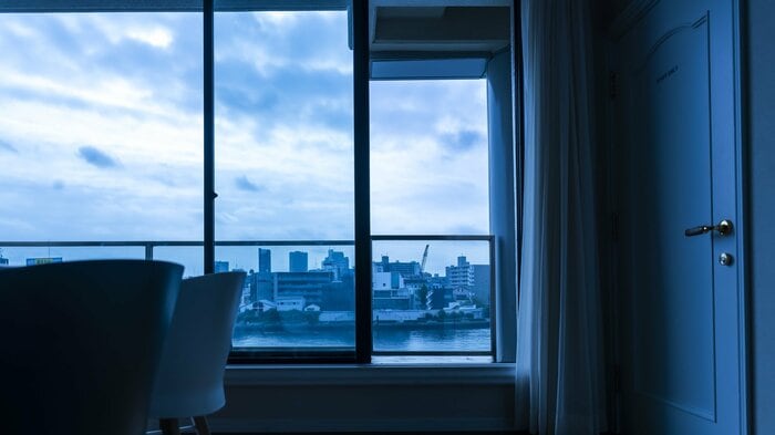ベランダに打ち水するなら夕方以降に(画像はイメージ)