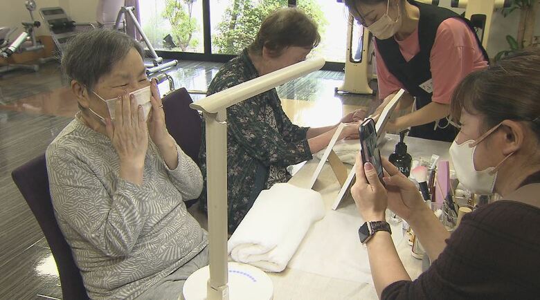 「きれいになるとうれしい」満面の笑顔　高齢者施設で入居者がハンドケアやネイルアート体験｜FNNプライムオンライン
