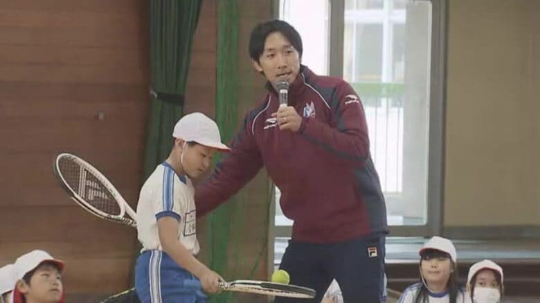挑戦することの大切さ伝えたい…元プロテニス選手がふるさと倉敷市の小学校で出前授業【岡山】｜FNNプライムオンライン
