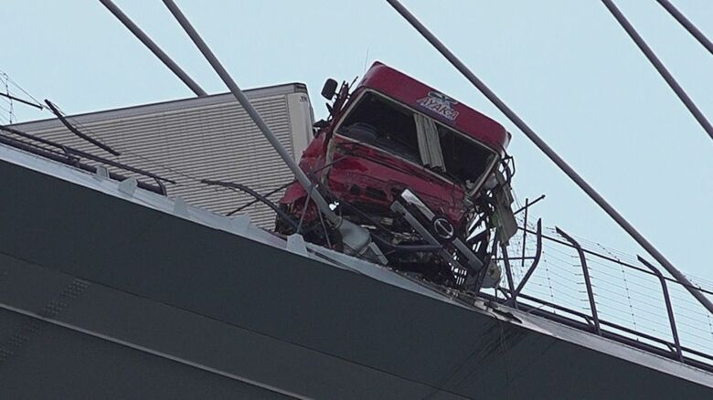 女神大橋で大型トレーラーが落ちそうに…トレーラーと普通乗用車が衝突事故　海で発見の男性死亡　運転手か｜FNNプライムオンライン