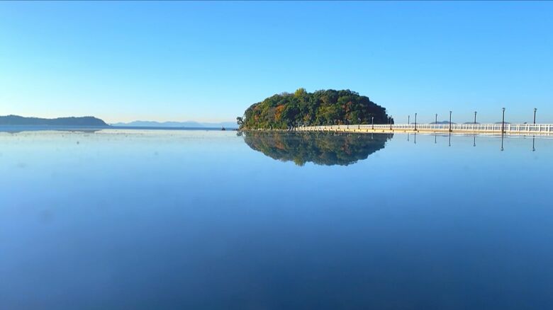ウユニ塩湖のようなリフレクション写真が…まるで「浮いている島」が撮影できる「ガマニ塩湖」｜FNNプライムオンライン