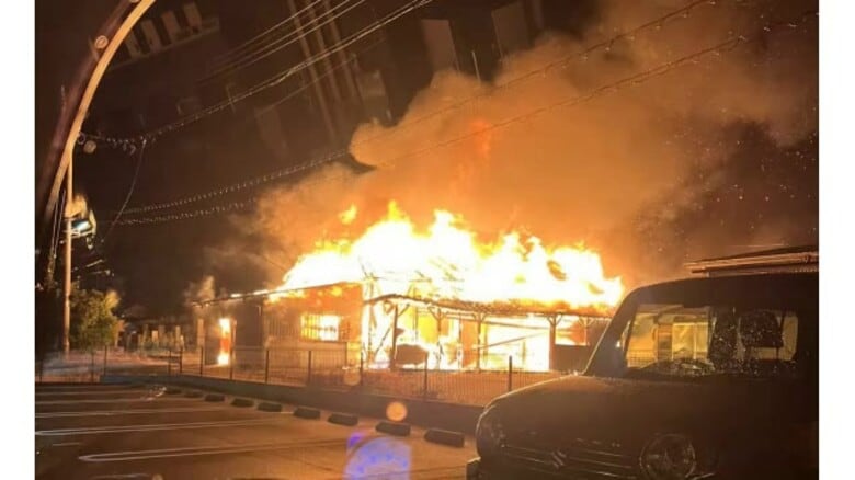 「小屋が燃えている」深夜に作業小屋が炎上…激しい燃え上がる　鳥取市で建物火災｜FNNプライムオンライン