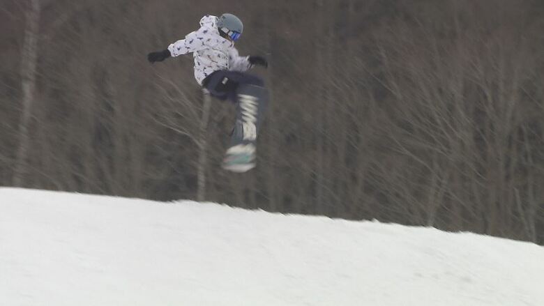 オリンピック効果！？華麗な技を見せるスノーボーダー　“日本最大級”「パーク」充実のスキー場に多くの客　長野・山ノ内町の「X-JAM高井富士」｜FNNプライムオンライン