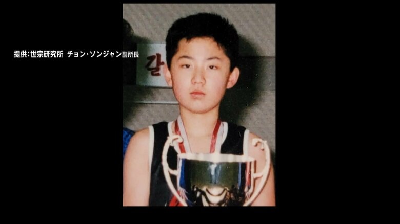 「子供の頃は背がかなり小さかった」13歳時の金正恩総書記か…韓国の北朝鮮専門家が写真公開「バスケ試合で優勝後カップもらって立っている姿」｜FNNプライムオンライン