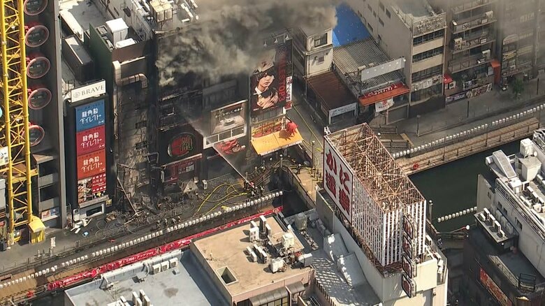 大阪「道頓堀」近くのビル火災で消火活動中に建物に取り残され消防隊員2人が死亡…客含む4人けが　約110㎡焼損　｜FNNプライムオンライン