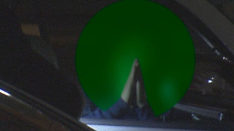 手を合わせ何かを懇願?する男