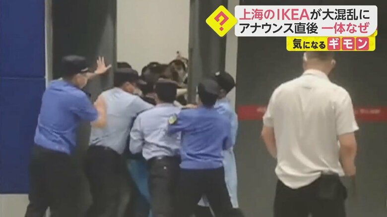 係員たちが力ずくで扉を閉じようとするが…