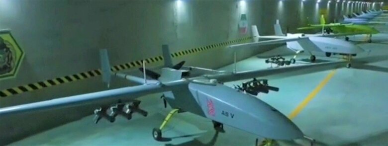 イラン国産ドローンアバビル-5とみられるドローン。左右の主翼下に三発ずつミサイル?を搭載