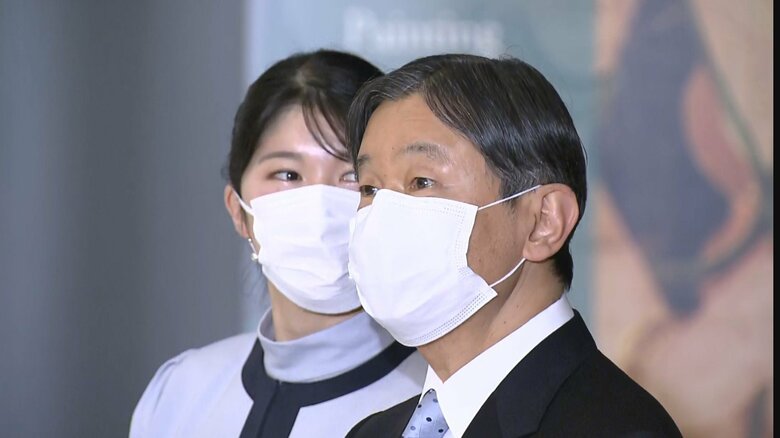 撮り直し前では、陛下の姿に、愛子さまが隠れてしまう場面も