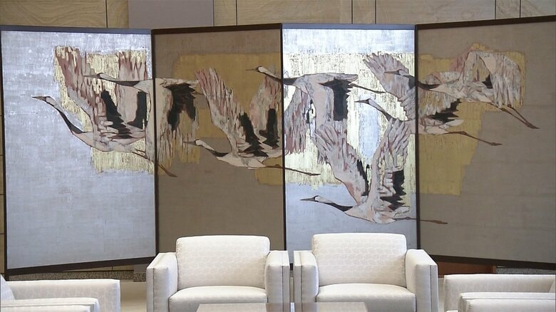 「鶴溜り」に飾られる吉岡堅二氏の屏風絵「飛翔」