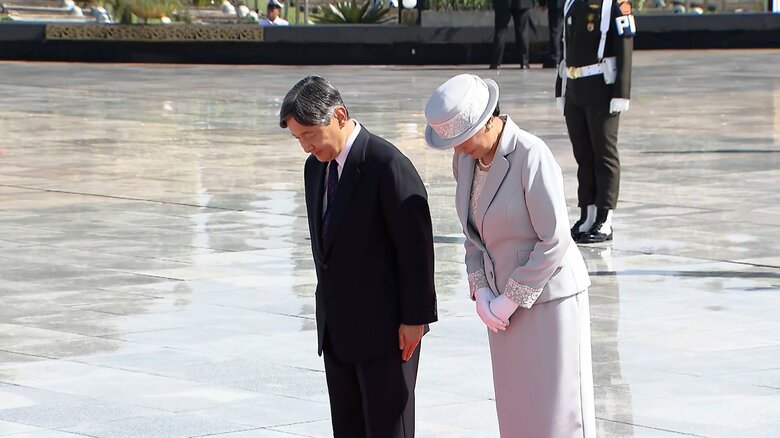 英霊碑に黙とうされる両陛下（カリバタ英雄墓地）