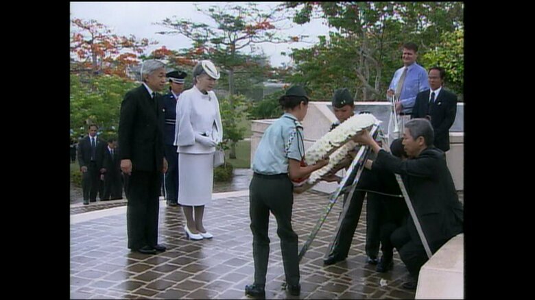 平成17（2005）年6月　アメリカ慰霊公園で供花される両陛下