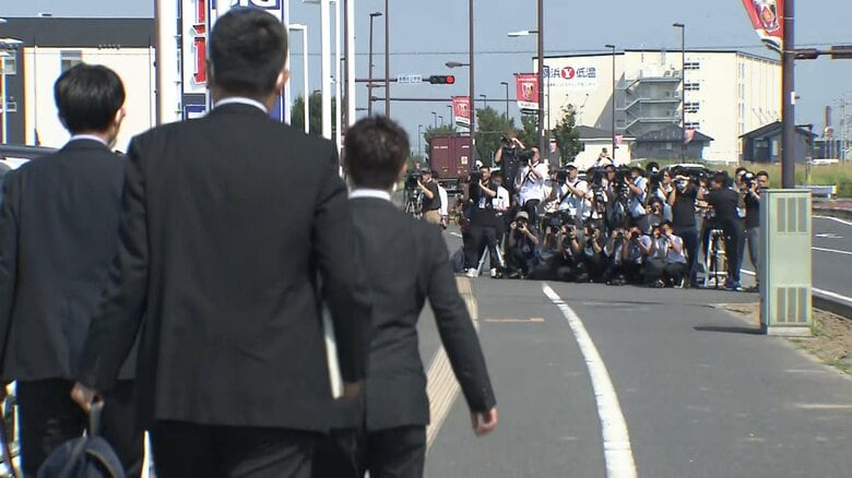 店舗へ向かう国交省の職員ら（28日午前9時）