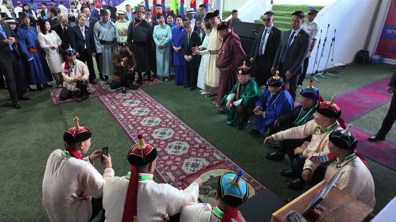 「シャガイ」をご覧になる両陛下