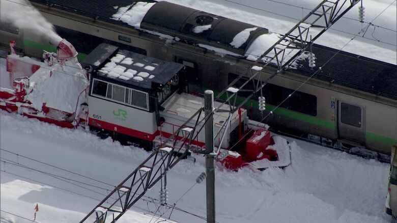 除雪車両や人の手によって除雪が進められていたが…