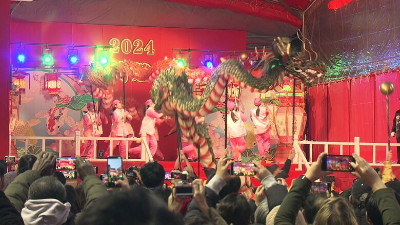 湊公園（長崎市）のステージでの龍踊（じゃおどり）