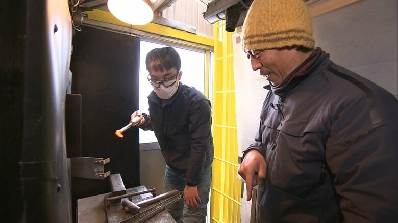 牛丸さんを指導する岸本さん