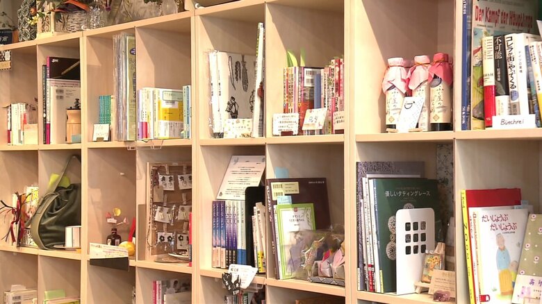 ポン酢やアクセサリーなど本以外のものが並ぶ棚