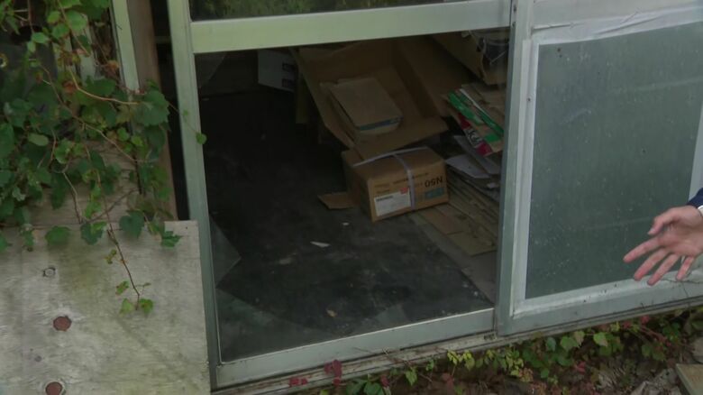 クマに作業場のガラスが割られる