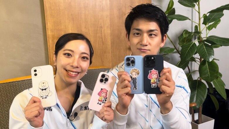 『SPY×FAMILY』にハマっているりくりゅう。スマホにもシールが！