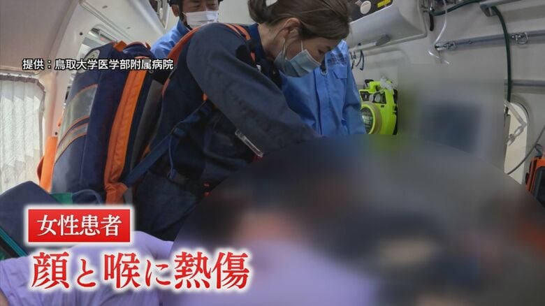 火傷の高齢女性の治療にあたる松尾医師