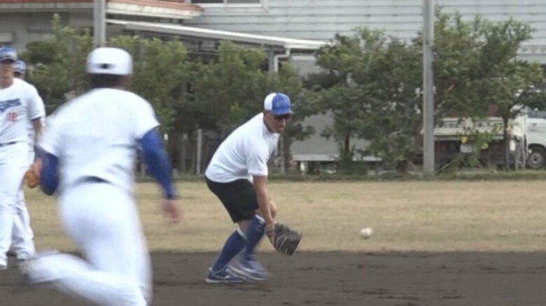 選手たちに交じってノックを受ける井上監督