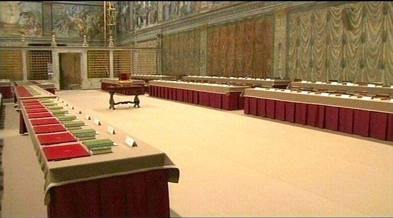 机に並べられた「コンクラーベ規則」「聖務日課」の本など