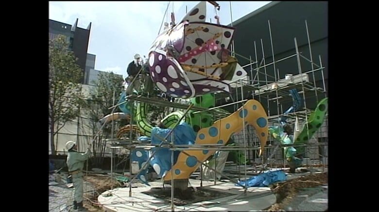 松本市美術館で進む巨大彫刻の設置工事