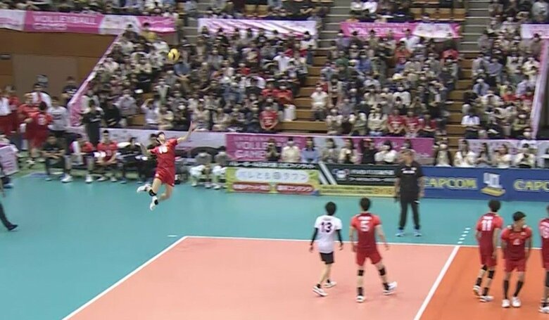 高く強烈なジャンプサーブ