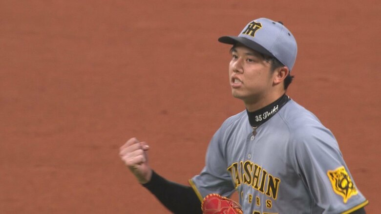 8回裏三振を奪ってマウンドを降りるタイガース才木浩人投手