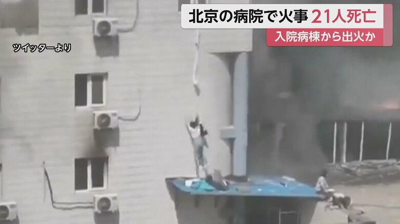 シーツから手を離し…